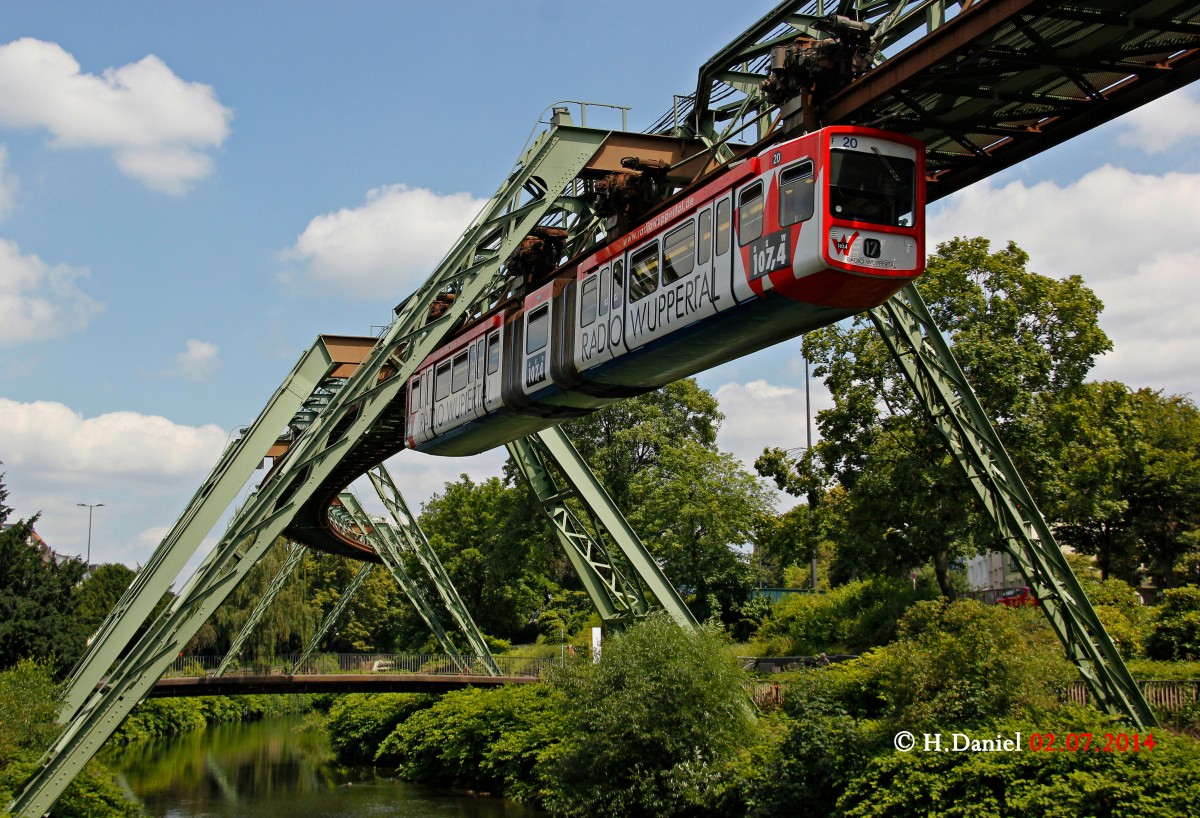 Schwebebahn Gtw 72/20  Radio Wuppertal 107,4  in Wuppertal, Juli 2014.