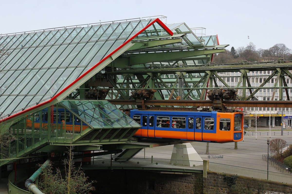 Schwebebahn Gtw 72/26 an der Kluse in Wuppertal, April 2016.