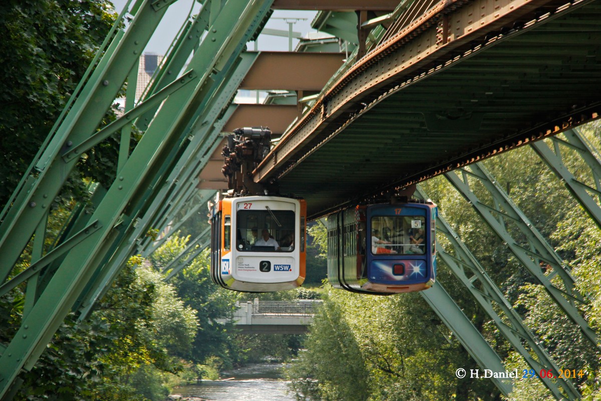 Schwebebahn Gtw 72/27  WSW  und Gtw72/17  Bayer  in Wuppertal, Juni 2014.