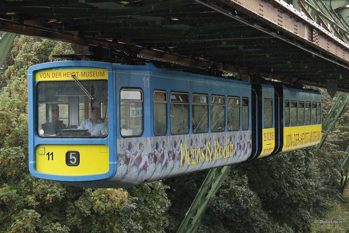 Schwebebahn Gtw11  Degas & Rodin  in Wuppertal Oberbarmen, am 04.09.2016.