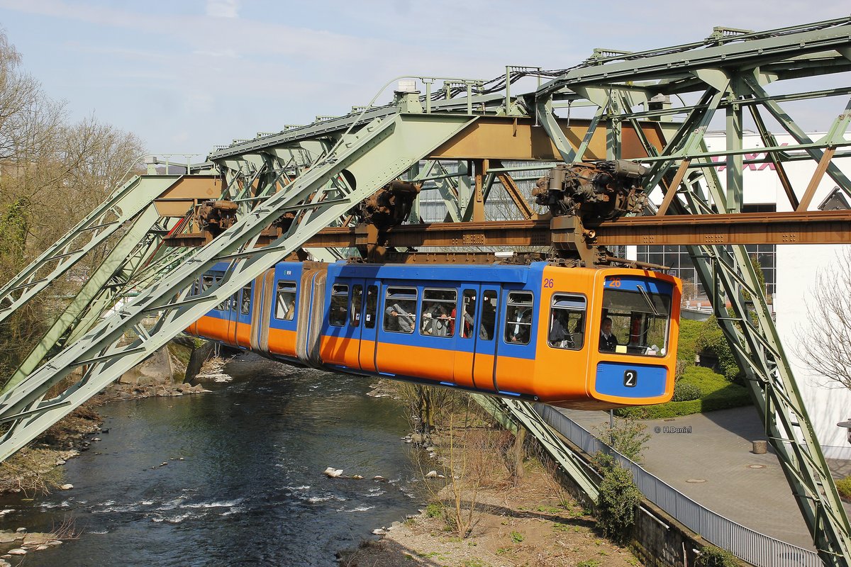 Schwebebahn Gtw72/26 in Wuppertal, April 2016.