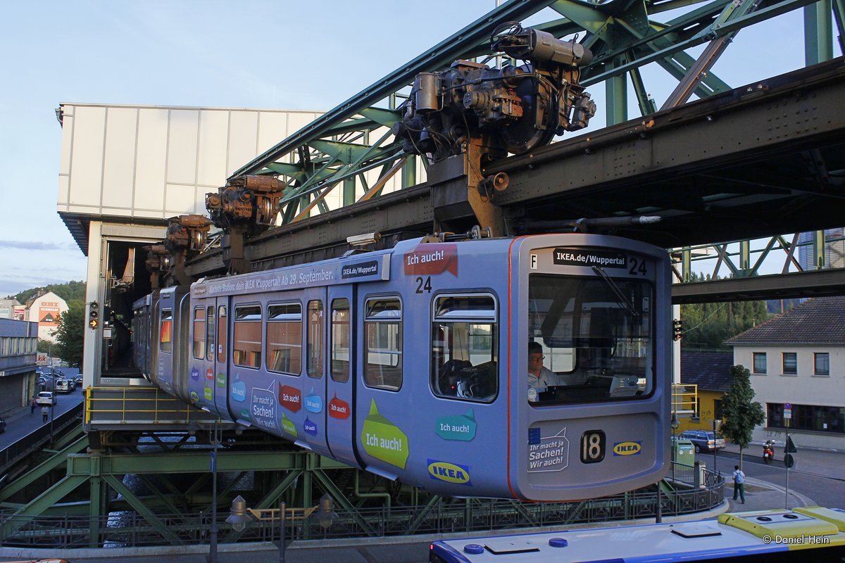 Schwebebahn  IKEA  Gtw 72/24 in Wuppertal Oberbarmen, September 2016.