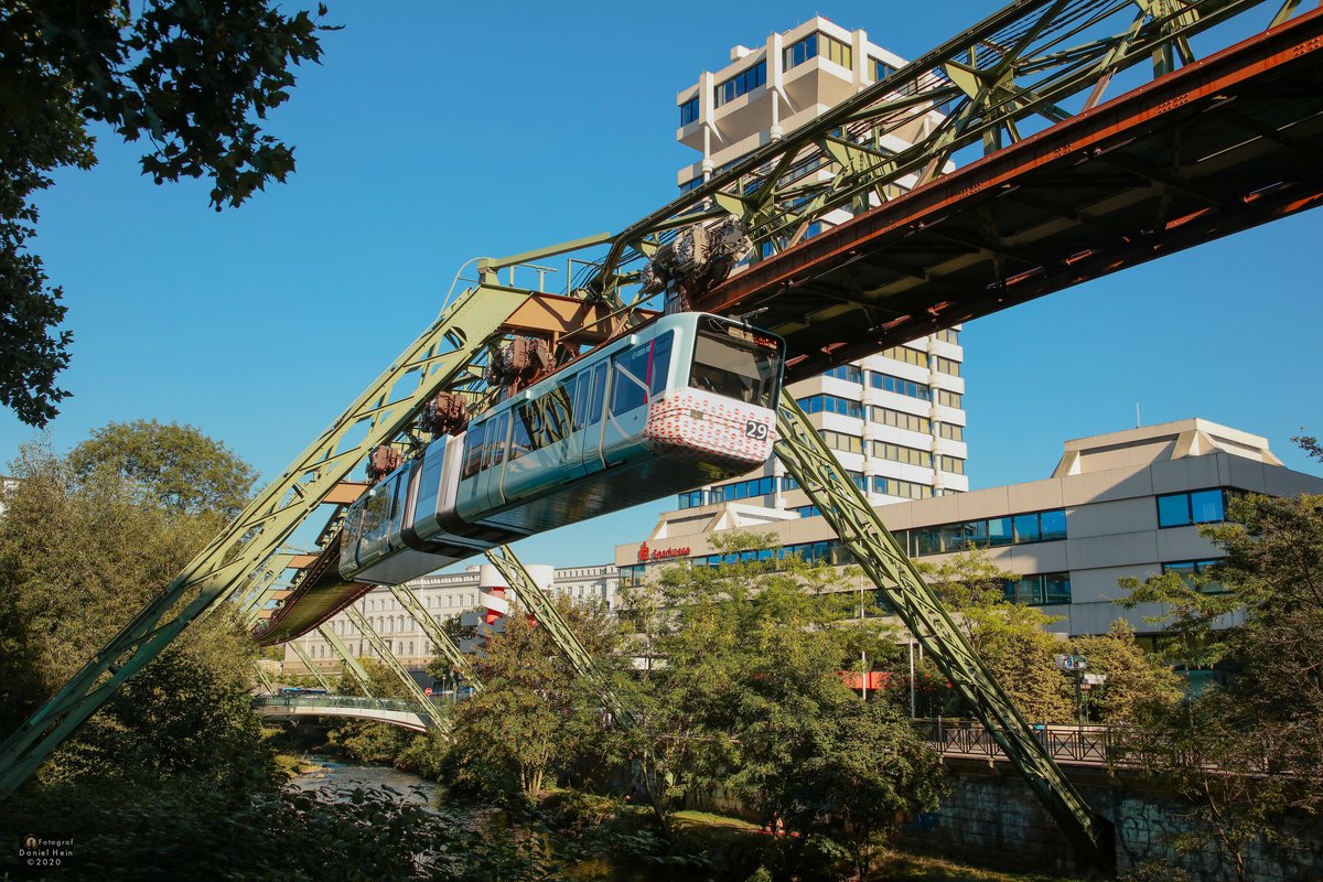 Schwebebahn mit  Corona-Maske  Gtw 15/29 in Wuppertal, Juli 2020.