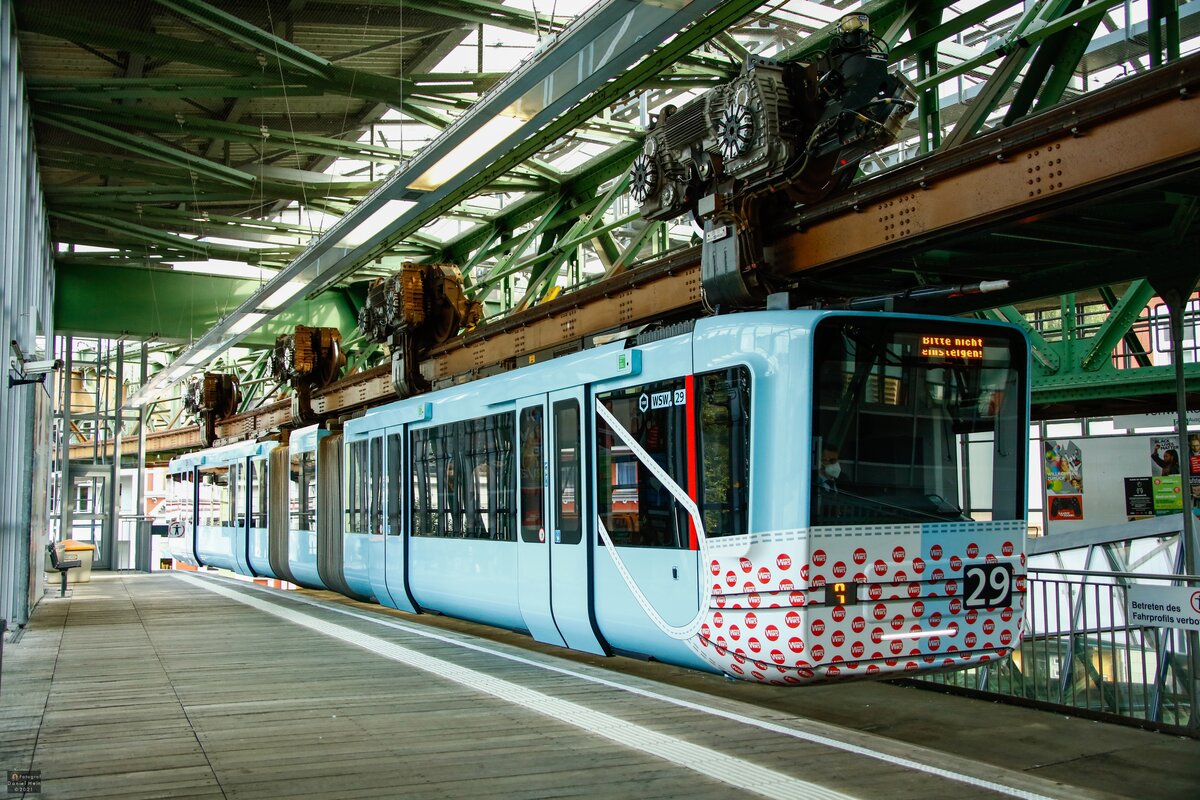 Schwebebahn mit  Corona-Maske  GTW 15/29 im Bahnhof Vohwinkel, August 2021.