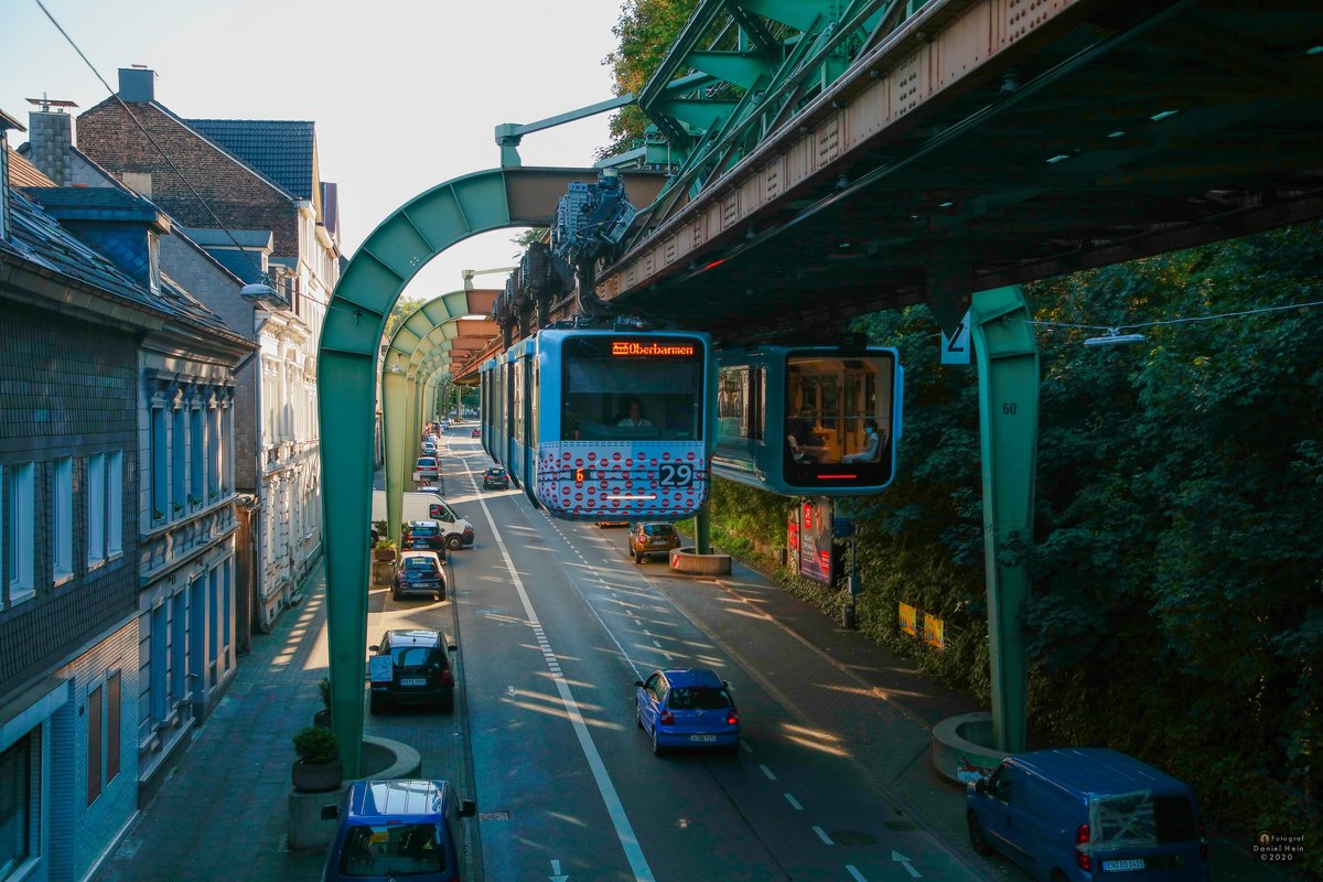 Schwebebahn mit  Corona-Maske  Gtw 29 in Wuppertal, August 2020.