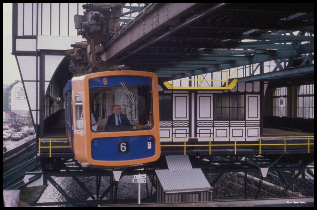 Schwebebahn Wagen 9 der Linie 6 befindet sich hier am 7.12.1989 den Endbahnhof Wuppertal Oberbarmen.