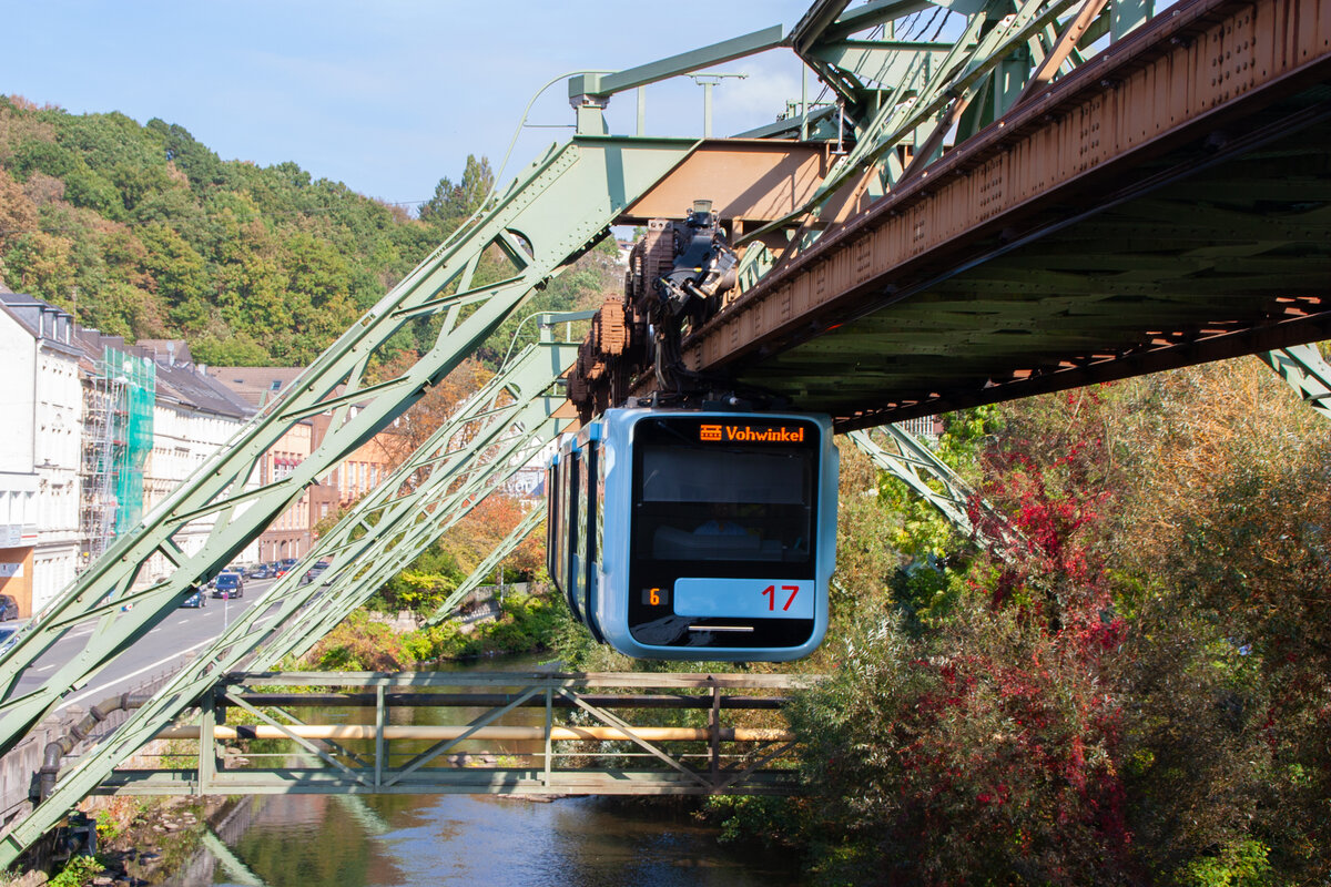 Schwebebahn Wuppertal | Schwebebahn Vossloh GTW15 mit der Wagennummer 17 erreicht grade die Haltestelle Varresbecker Stra�e in Richtung Vohwinkel am 5.10.2026