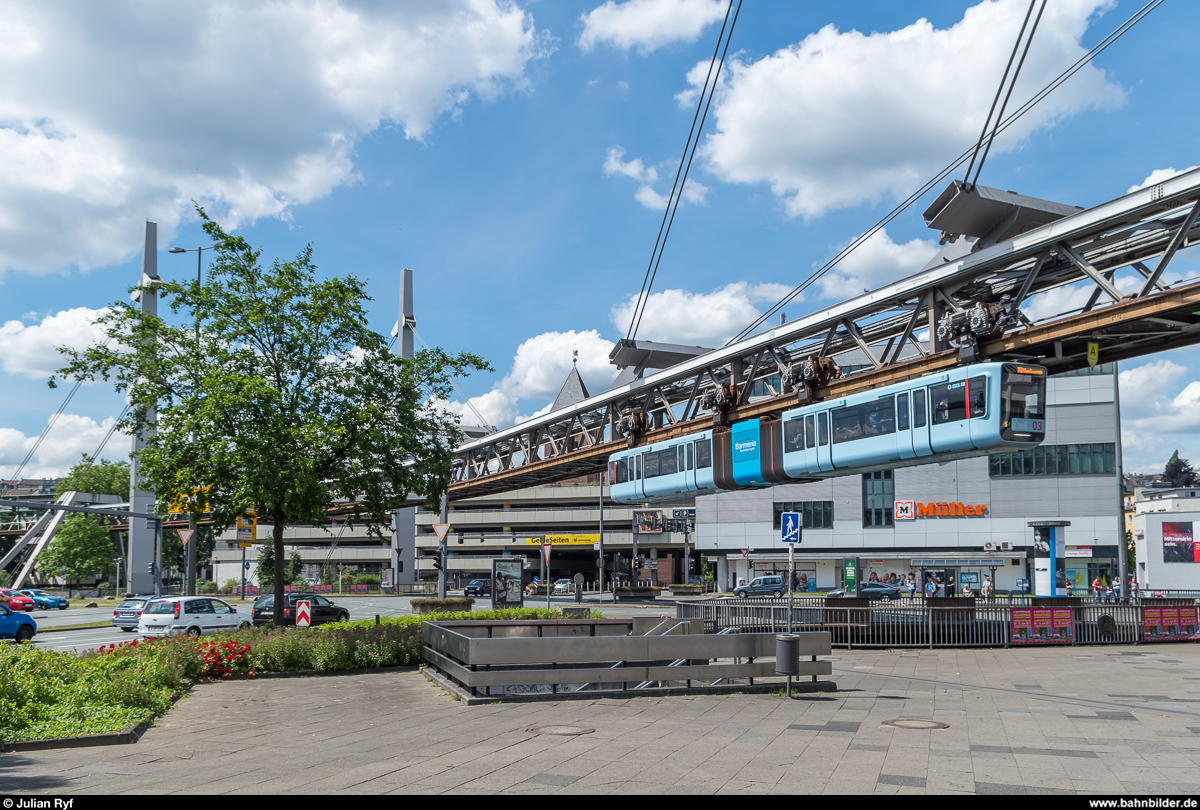 Schwebebahn Wuppertal: Wagen 03 am 5. Juni 2017 beim alten Markt.