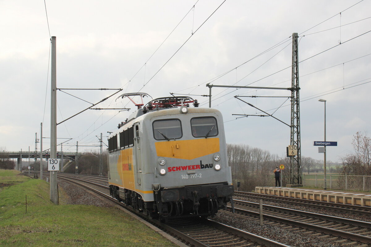 Schweerbau 140 797-2 als Tfzf Richtung Erfurt, am 20.03.2023 in Seebergen.