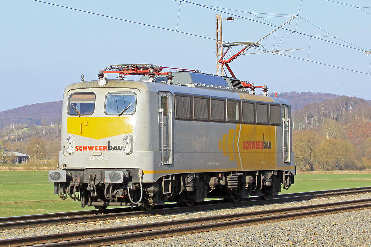 Schweerbau 140 797-2 Solo am 21.03.2019 nördlich von Salzderhelden am Bü 75,1 in Richtung Göttingern