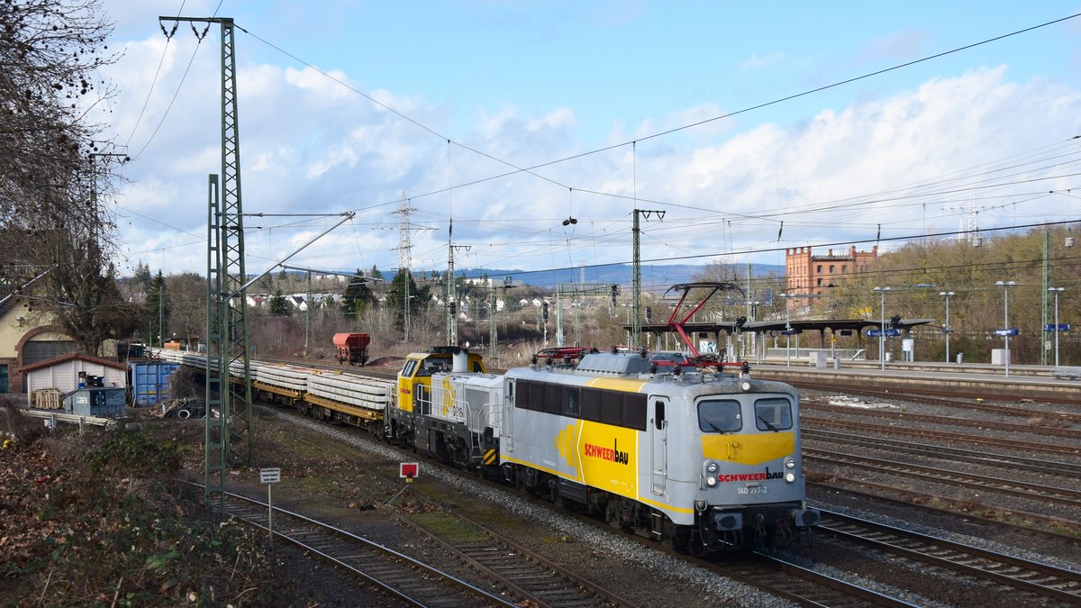 Schweerbau 140 797 samt einer DE18 im Schlapp bei der Durchfahrt in Wiesbaden Ost als DGV 91587 Neuss - Würzburg. Aufgenommen am 9.3.2019 15:04