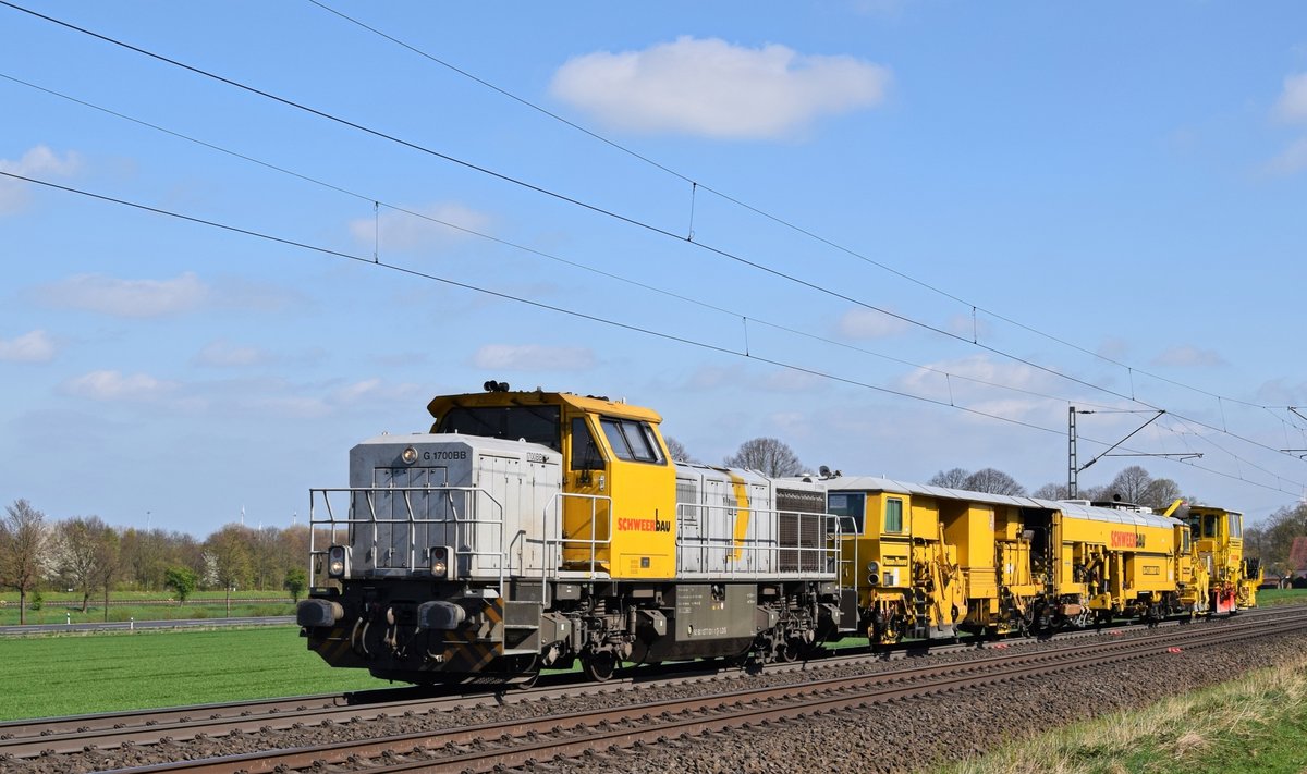 Schweerbau 277 031 ist mit einer Gleisstopfmaschine und einer Schotterplaniermaschine am 03.04.17 zwischen Bohmte und Ostercappeln in Richtung Osnabrück unterwegs.