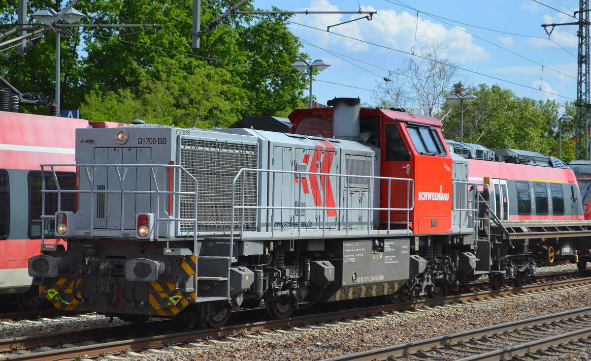 SCHWEERbau mit ihrer Vossloh G1700 BB, Name:  Tatjana  (NVR:  92 80 1277 030-3 D-SBAU ) und einigen Oberbaustoffwagen (leer) am 02.06.21 Durchfahrt Bf. Golm (Potsdam).
