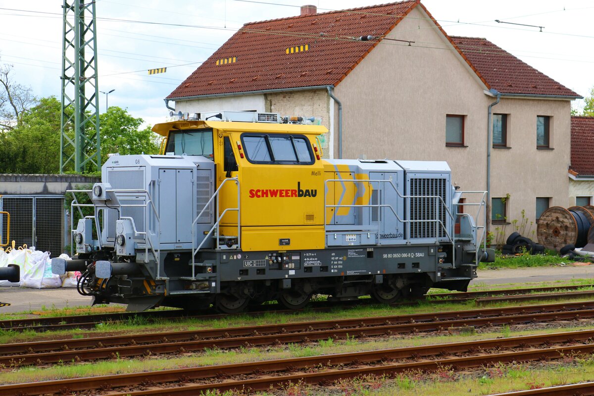 Schweerbau Vossloh G6 (650 086-8) am 06.05.23 in Hanau Hbf vom Bahnsteig aus fotografiert