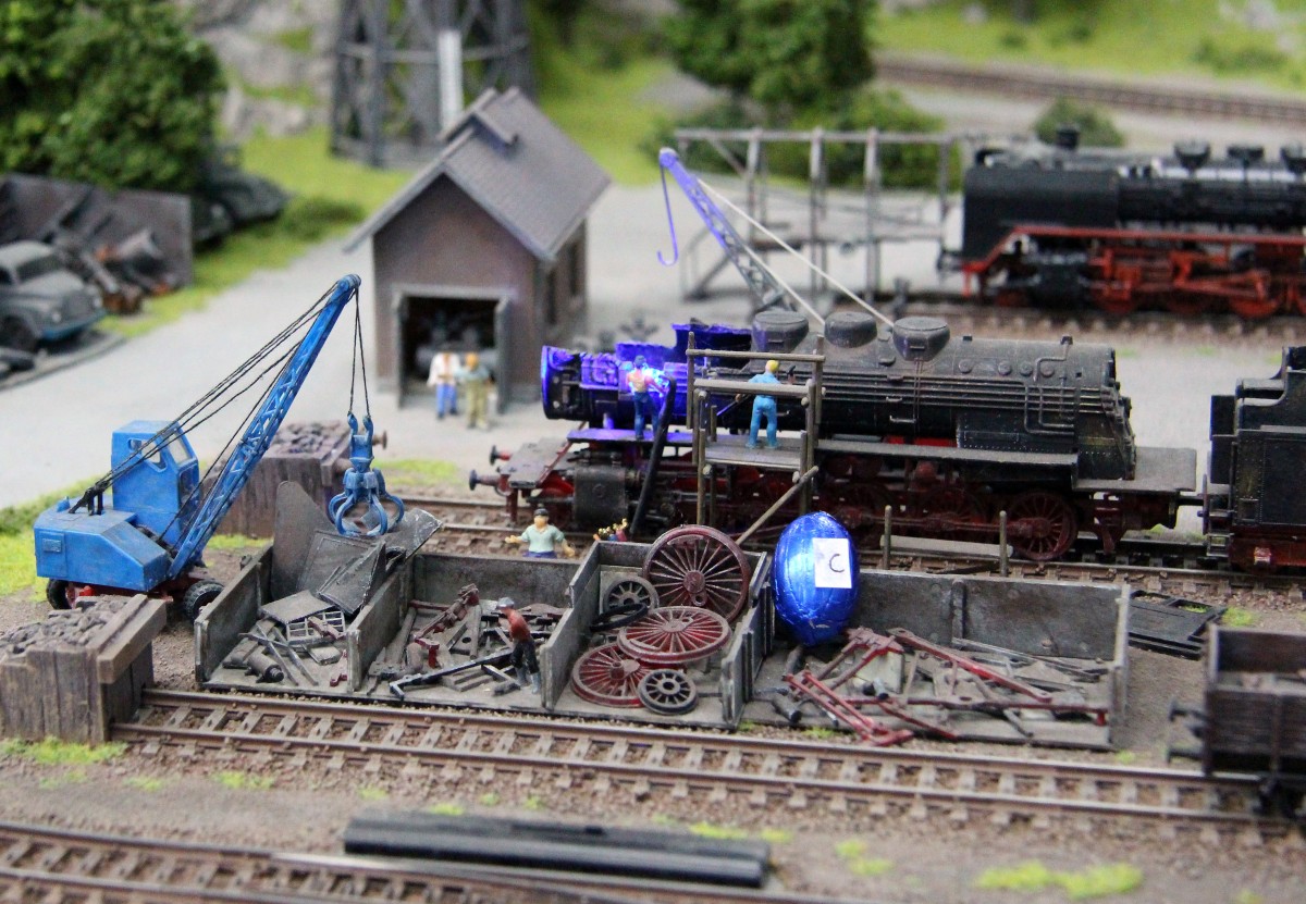 Schweißerarbeiten auf dem Lok-Schrottplatz incl. Osterei vom Oster-Quiz (Motiv der Holle-Bahn in Hess. Lichtenau, 29.3.2015).