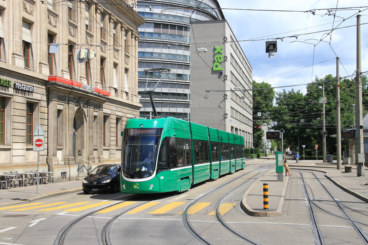 Schweiz, Basel, BVB
Tram 5042 auf Linie 7, Aeschenplatz
6/8/2017