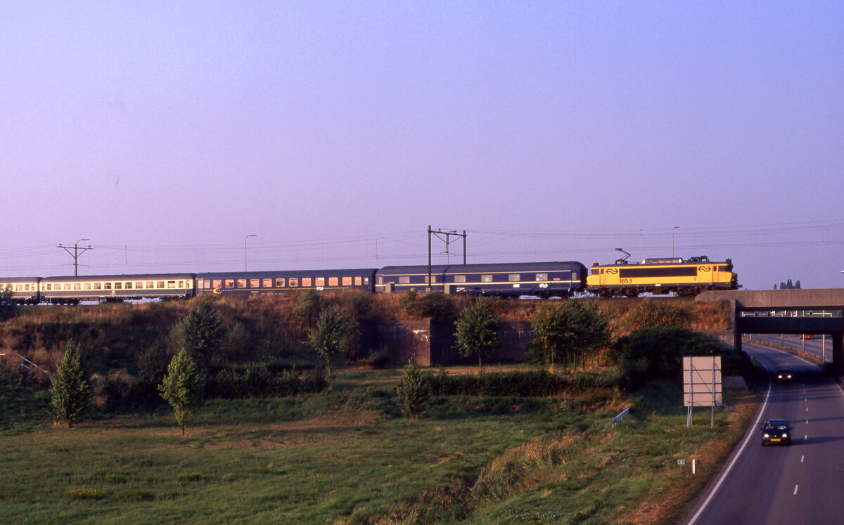 Schweiz Expres Int-202 (Basel SBB - Amsterdam CS) mit NS 1653 kommt vorbei am Fort Westervoort, zwischen Westervoort und Arnhem, 19.08.1995. Scan 6973.