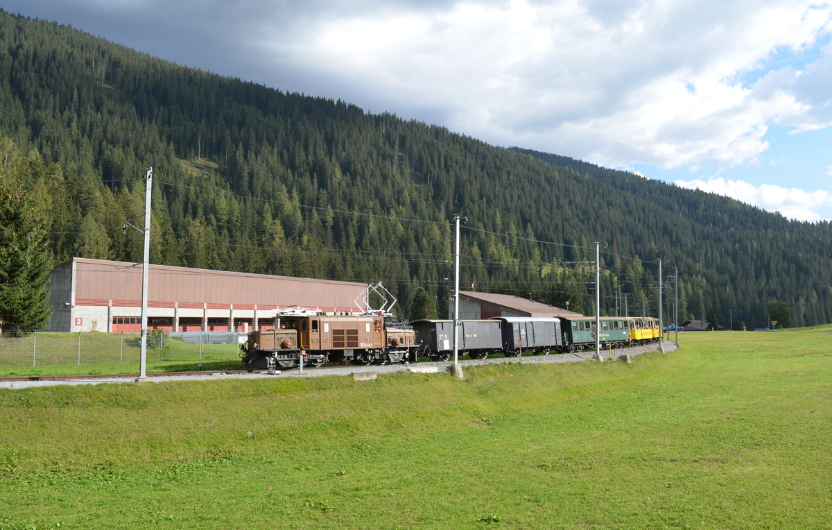 Schweiz: RhB Ge 6/6 1 414 Rhätisches Krokodil genannt der Rhätischen Bahn auf Notalgiefahrt in von Filisur in Einfahrt Davos Frauenkirch nach Davos Platz 29.08.2018