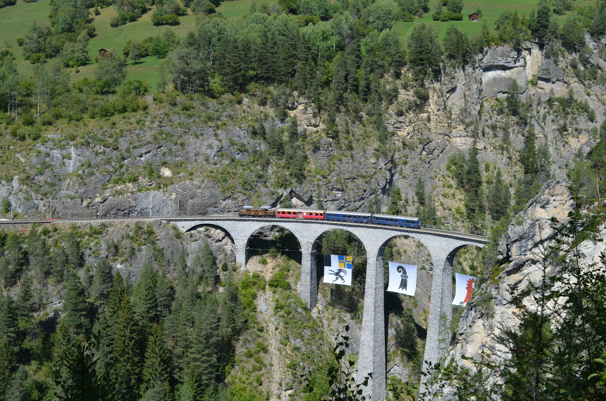 Schweiz:  RhB Ge 6/6 1 414 Rhätisches Krokodil genannt der Rhätischen Bahn auf dem Landwasserviadukt bei Filisur 29.08.2018