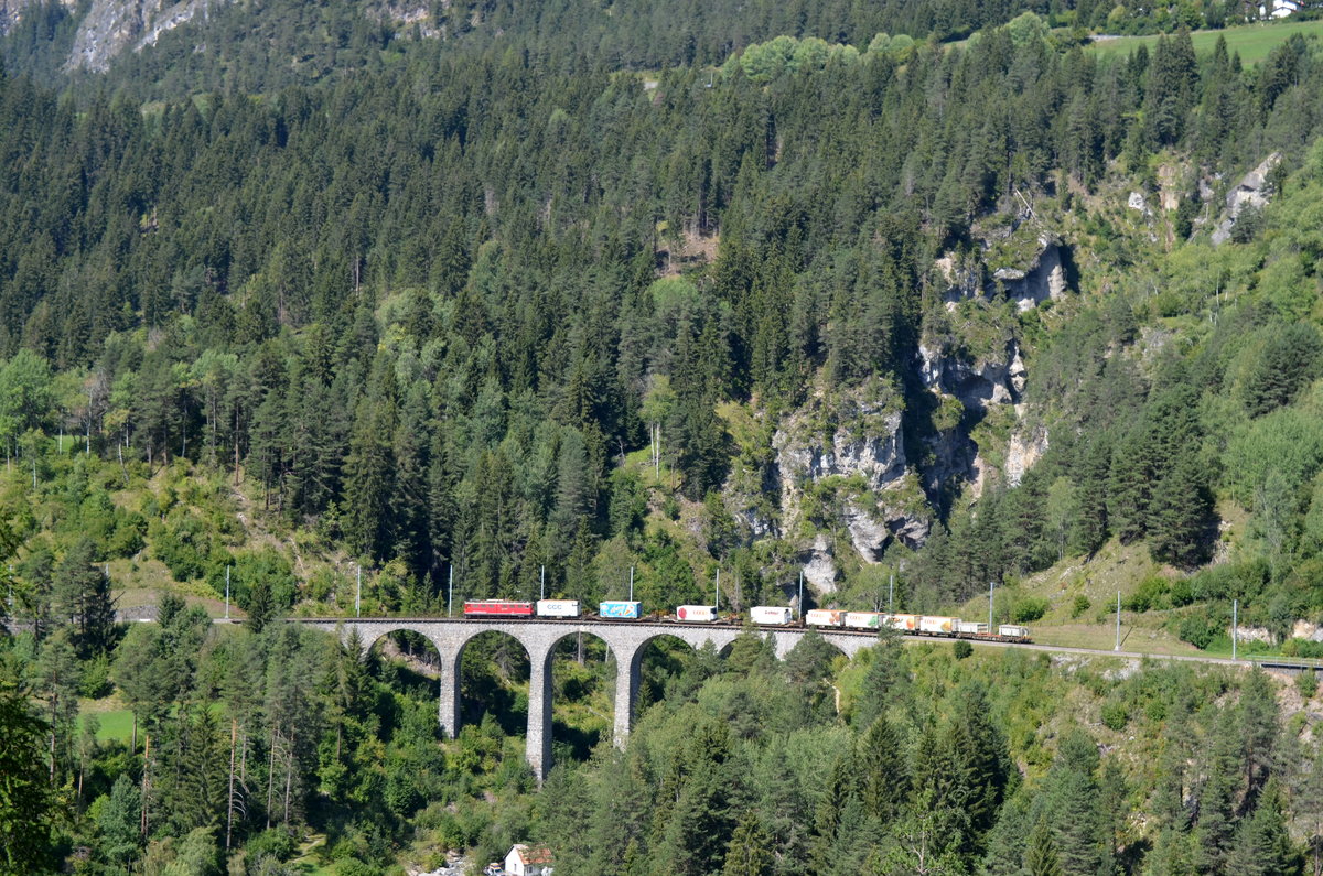 Schweiz: RhB Ge 6/6 II 703 der Rhätischen Bahn auf dem Schmittnerbach Viadukt bei Filisur 29.08.2018