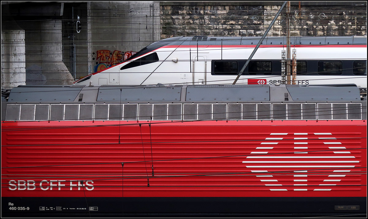 Schweizer Bahnverkehr -

Lok und Hochgeschwindigkeitszug im Vorfeld von Basel SBB.

07.03.2019 (M)