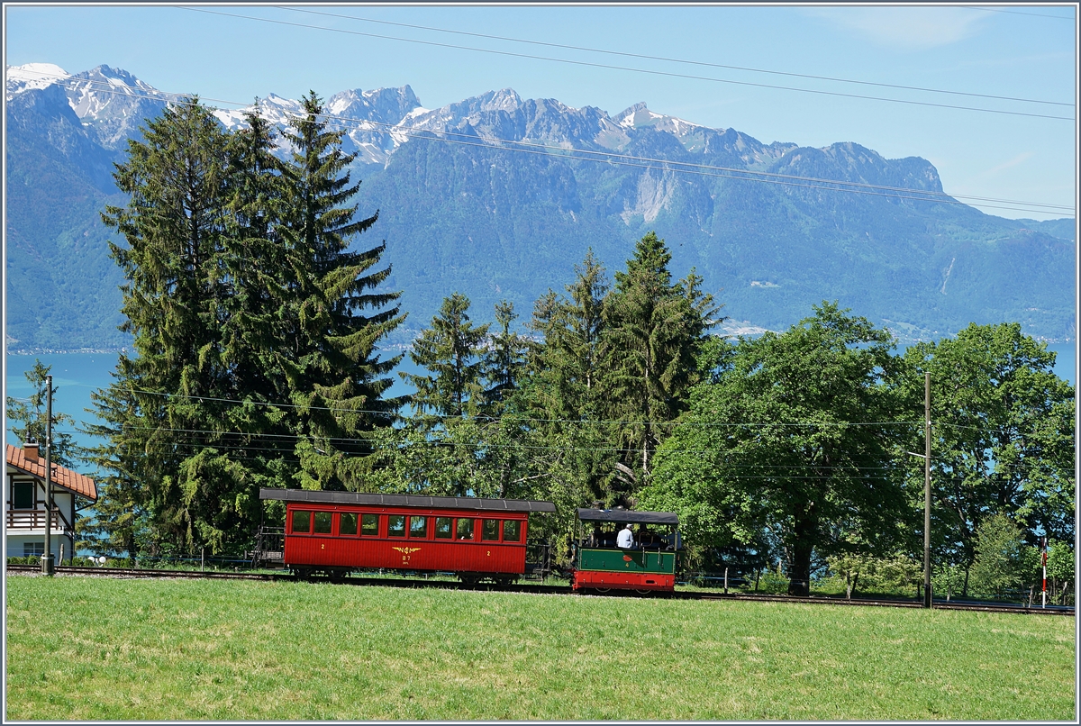  Schweizer Dampf Festival 2019  der Blonay Chamby Bahn 2019: Die kleine FP G 2/2 N° 4 ist mit ihrem NStCM Personenzugwagen vor der Kulisse der Savoyer Alpen bei Chaulin auf dem Weg nach Blonay.

8. Juni 2019