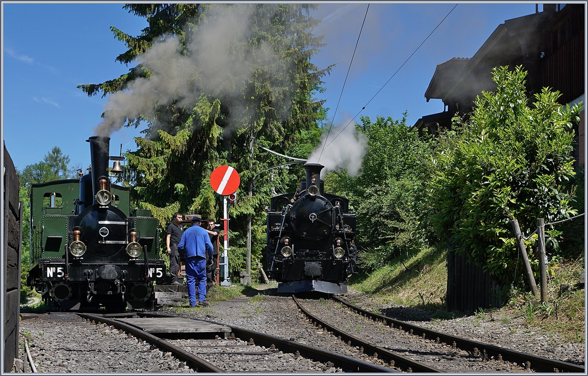  Schweizer Dampffestival 2019  der B-C: Während in Chaulin die LEB G 3/3 N° 5 bekohlt, schon wieder für die nächste Fahrt fit ist, benötigt andampfende BFD HG 3/4 N° 3 noch reichlich Kohle und Wasser für ihre Fahrt nach Vevey. 

8. Juni 2019