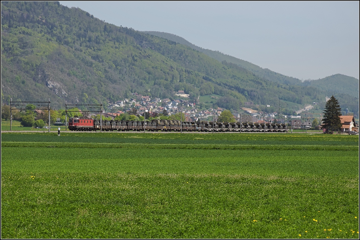 Schweizer Gäubahn. Mit Bahnfotograf bei der Arbeit. Re 6/6 11653  Gümligen  zieht einen Militärzug Richtung Oensingen. April 2019.