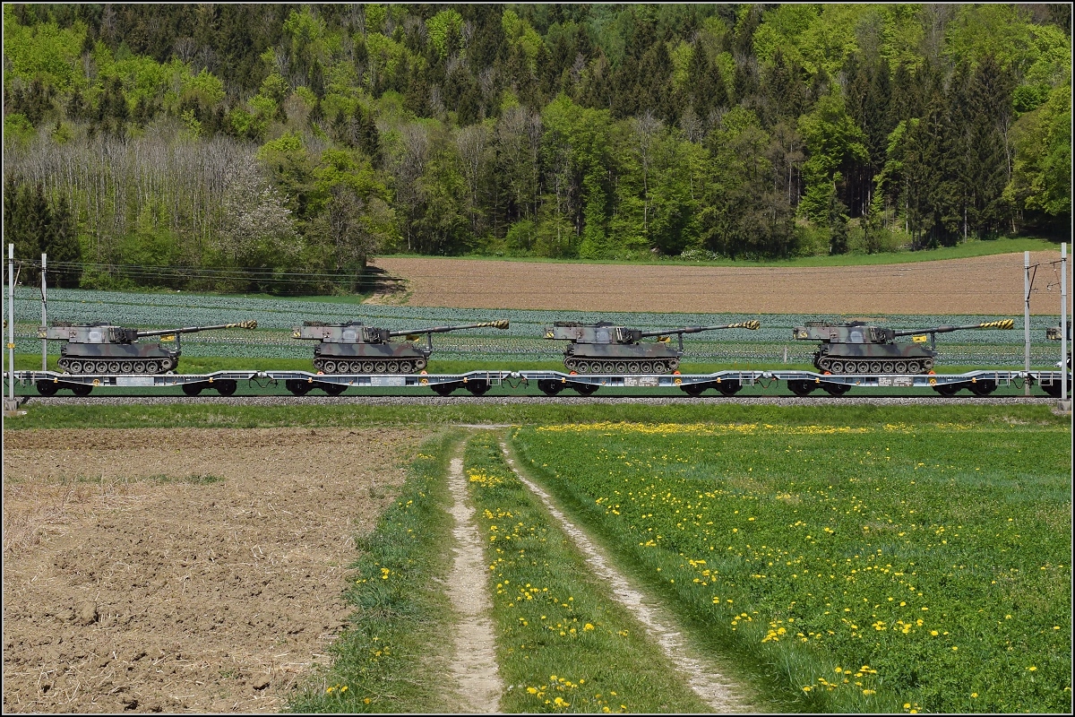 Schweizer Gäubahn. Re 6/6 11653  Gümligen  zieht einen Militärzug Richtung Oensingen. Eigentlich fotografiere ich keine Militärzüge. Allerdings war diese Armee seit Jahrhunderten nie an Angriffen beteiligt, so gibt es eine Ausnahme. April 2019.