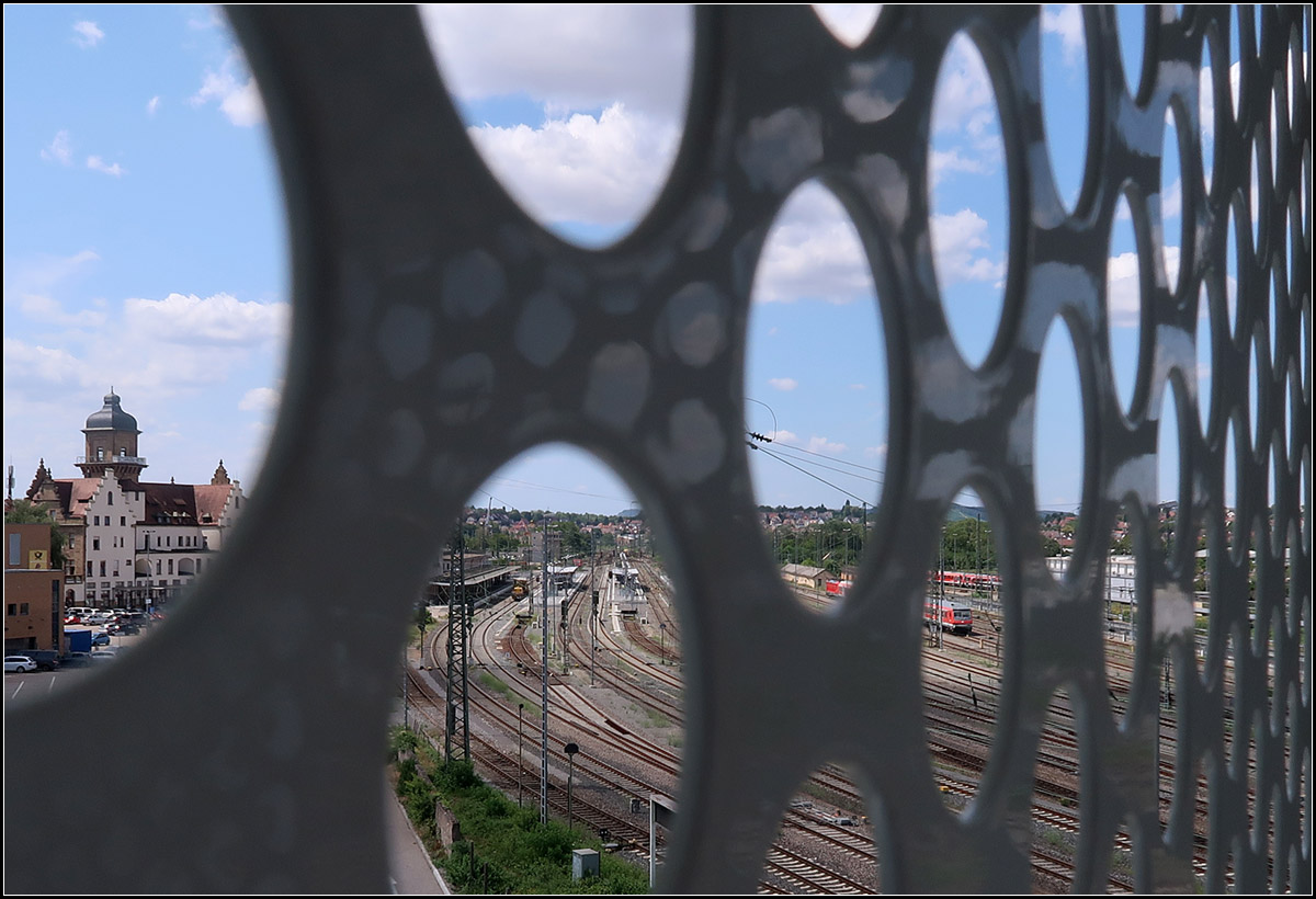 Schweizer Käse Sicht -

... auf den Heilbronner Hauptbahnhof. Die nahe liegende Experimenta animiert zu Fotoexperimenten. Von der obersten Ebene des City Parkhauses Experimenta aus gesehen.

01.08.2019 (M)