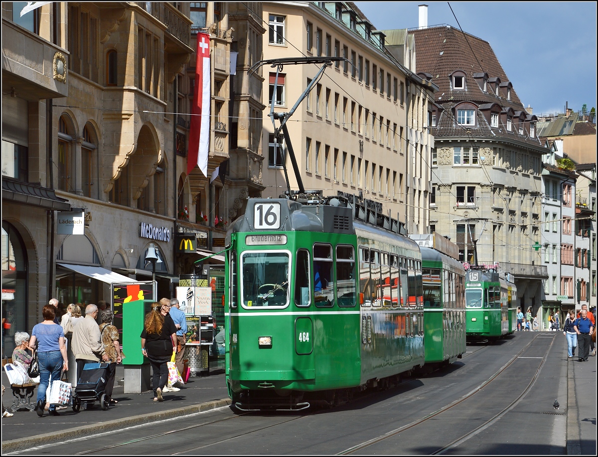 Schweizer Standard Wagen Be 4/4 464 am Marktplatz in Basel, dahinter Be 4/4 465. September 2015.