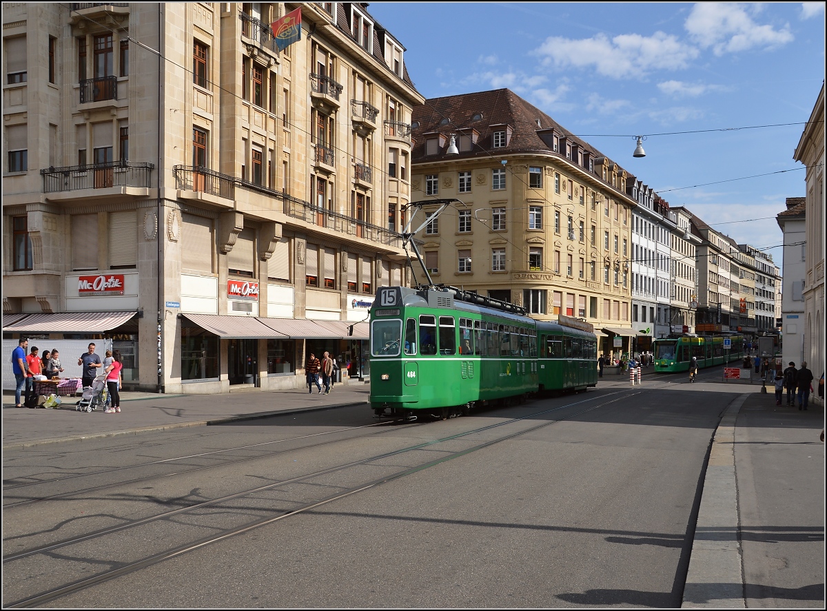 Schweizer Standardwagen Be 4/4 464 an der Rheinbrücke Basel, hinten drängelt bereits ein moderner Combino. September 2015. 