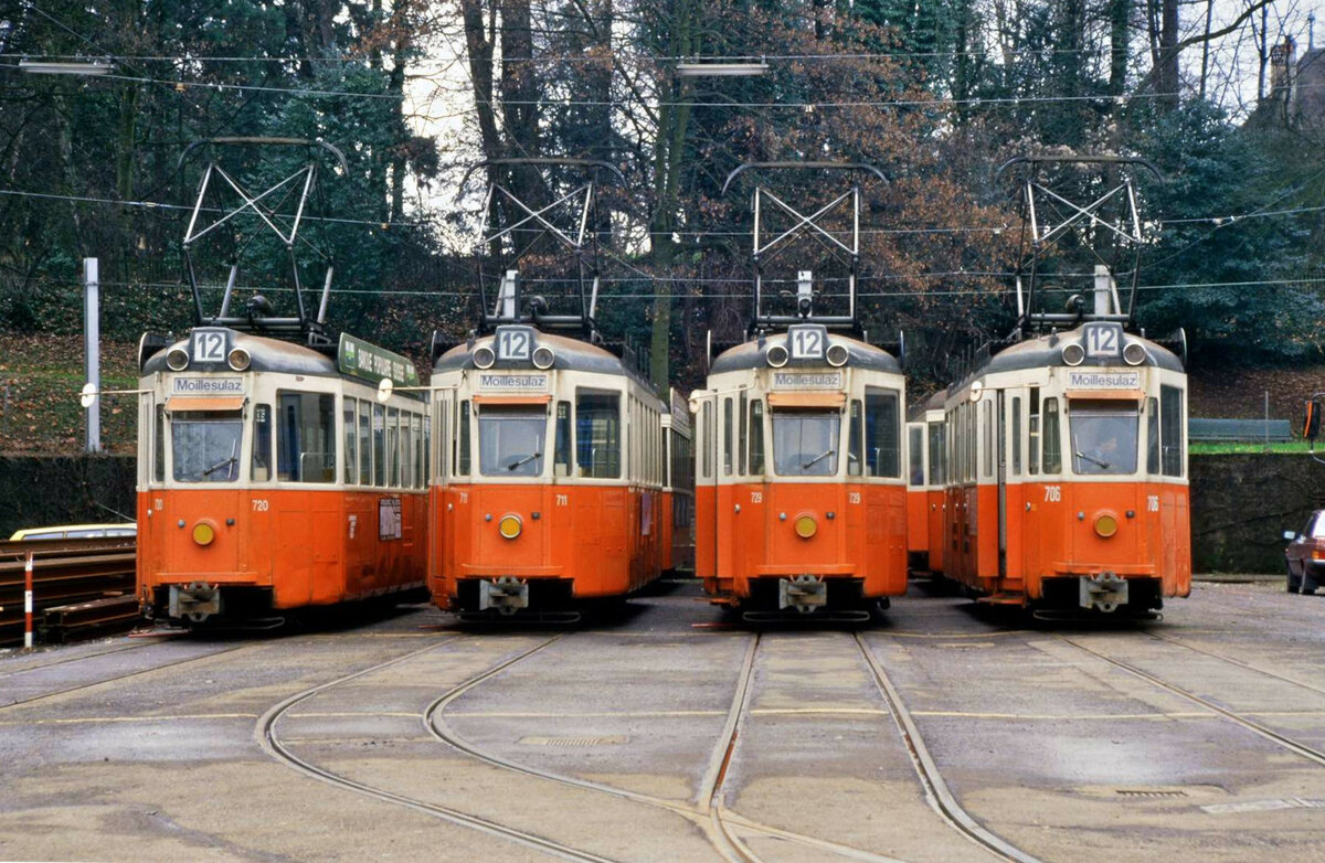Schweizer Standardwagen (Be 4/4) der Genfer Straßenbahn vor der Schleife von Carouge, 20.02.1988