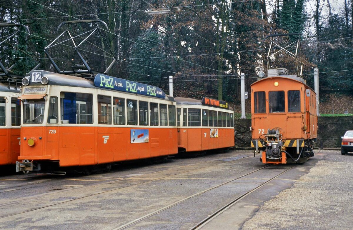 Schweizer Standardwagen TW 729 und BW 301 sowie rechts daneben ATW 72 der Genfer Straßenbahn auf dem Areal der Schleife von Carouge, 20.02.1988