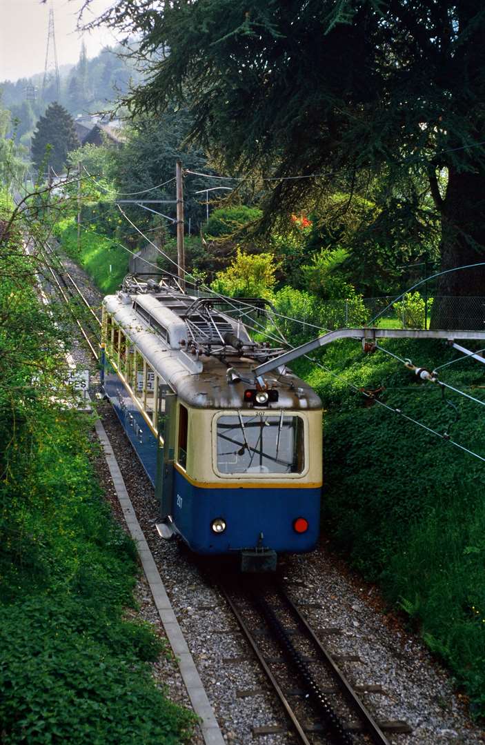Schweizer Zahnradbahn Montreux-Glion mit einem Zahnradwagen der Schweizer Baureihe Bhe 2/4
Datum: 19.05.1986