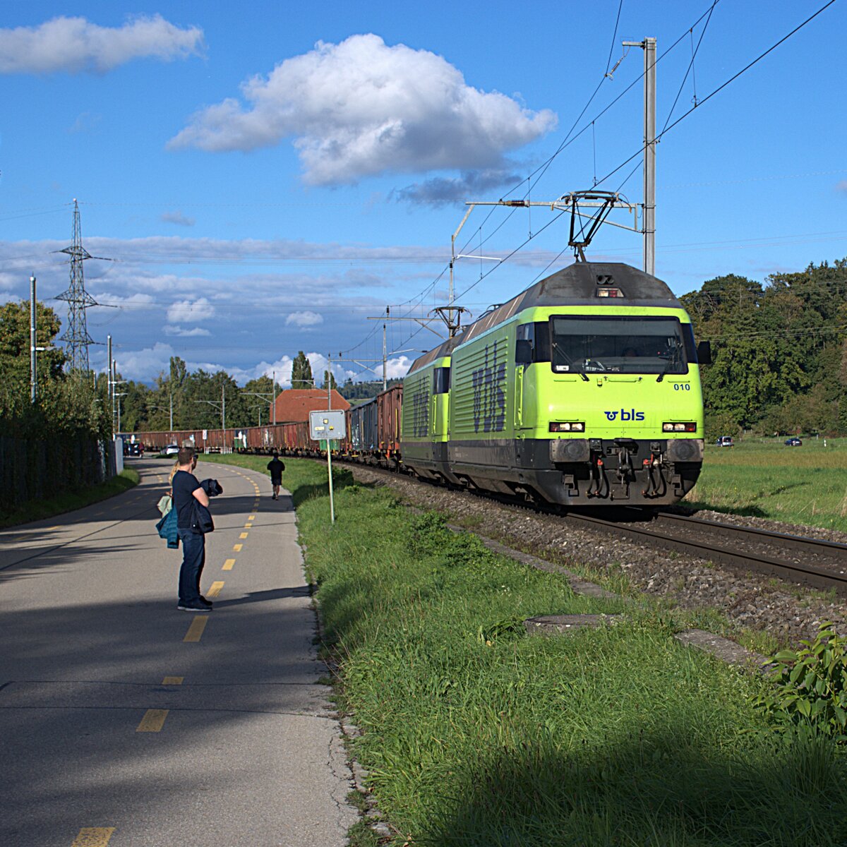 Schweizer Zucker AG, Zuckerfabrik Aarberg, Kampagne 2025: Re 465 010-7 + Re 465 003-2 (oder Re 465 002-4?) + 25 Eaos/Eas, Zug 69455 Genève-La Praille-Aarberg, Aarberg, 27. September 2025. Der genaue Zeitpunkt des Loktausches Ende September 2025 (Abzug Re 465 003-2, Ersatzstellung Re 465 002-4) konnte nicht mehr festgestellt werden.