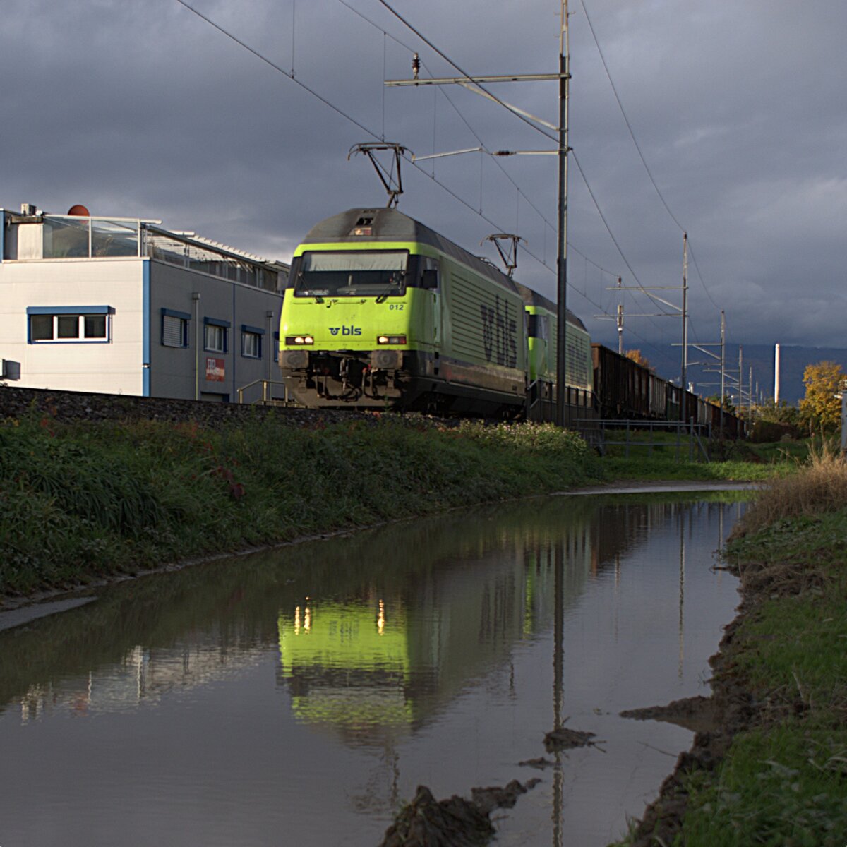 Schweizer Zucker AG, Zuckerfabrik Aarberg, Kampagne 2025: Re 465 012-3 + Re 465 010-7 + 20 Eaos/Eas, Zug 67155 Yverdon-Aarberg, Lyss, 22. Oktober 2025.