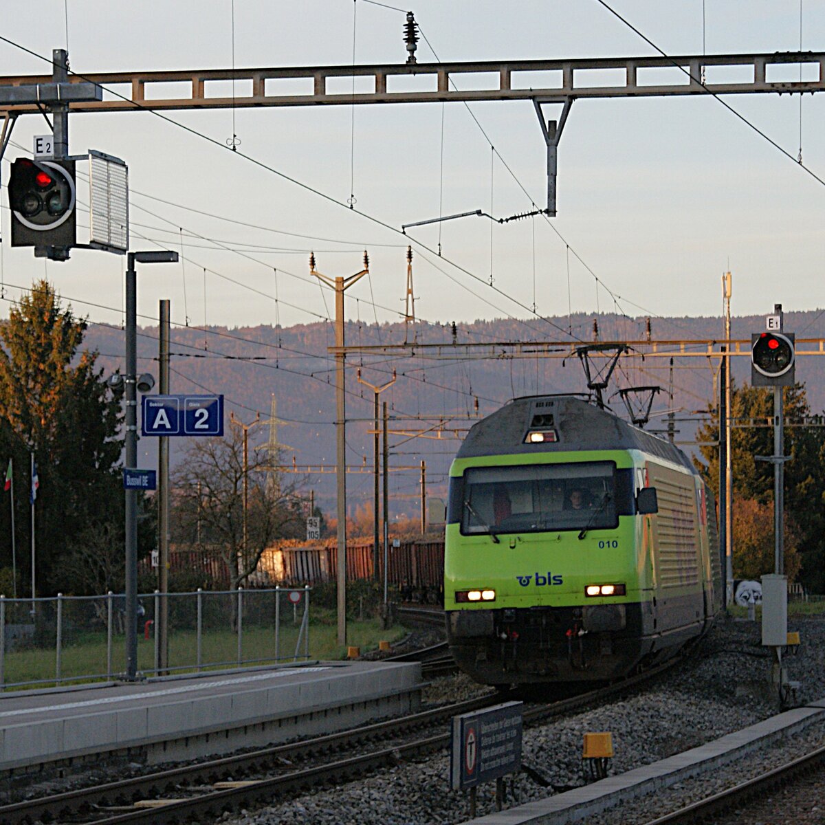 Schweizer Zucker AG, Zuckerfabrik Aarberg, Kampagne 2025: Re 465 010-7 + Re 465 012-3 + 18 Eaos/Eas, Zug 67155 Yverdon-Aarberg, Busswil, 4. November 2025.