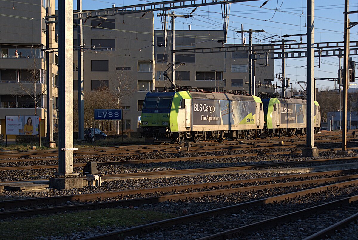 Schweizer Zucker AG, Zuckerfabrik Aarberg, Kampagne 2025: Re 485 010-3 + Re 485 009-5, Umfahren, Lyss, 5. Januar 2026. Die Loks werden nach dem Ankuppeln den Zug zurückdrücken, um Richtung Aarberg ausfahren zu können. Das beim Richtungswechsel in Lyss bei Benutzung von Gleis 5 erforderliche Zurückdrücken der langen Züge im Rübenverkehr erfordert die Anwesenheit und Mitwirkung eines Rangiermitarbeiters.