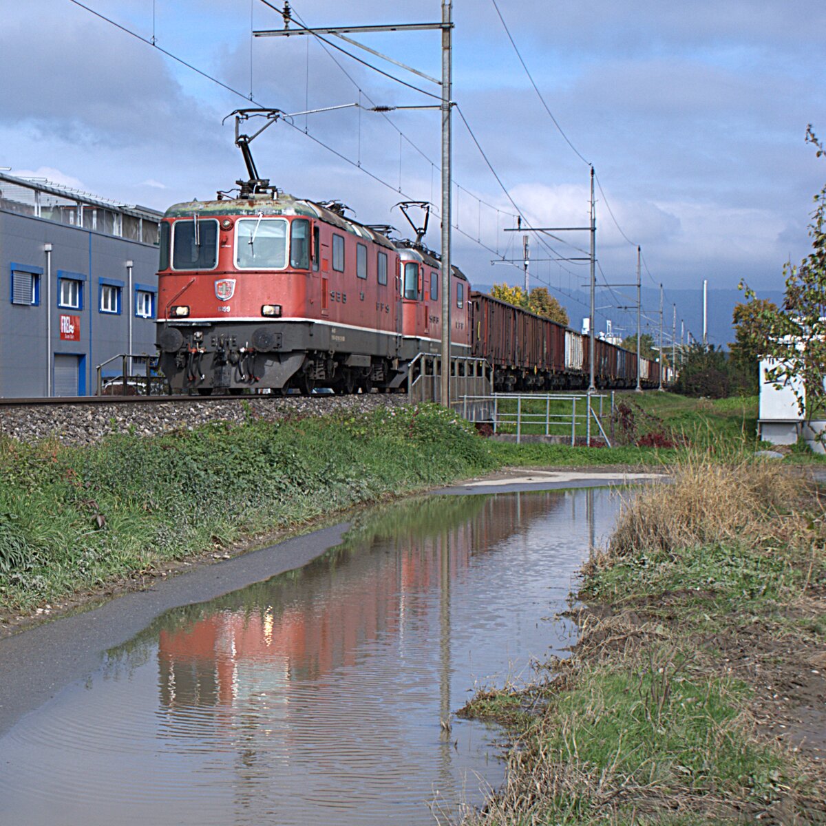 Schweizer Zucker AG, Zuckerfabrik Aarberg AG, Kampagne 2025: Re 4/4 II 11199 + Re II 4/4 11164 + 25 Eaos/Eas, Zug 67167 St-Triphon-Aarberg, Lyss, 10. Oktober 2025.