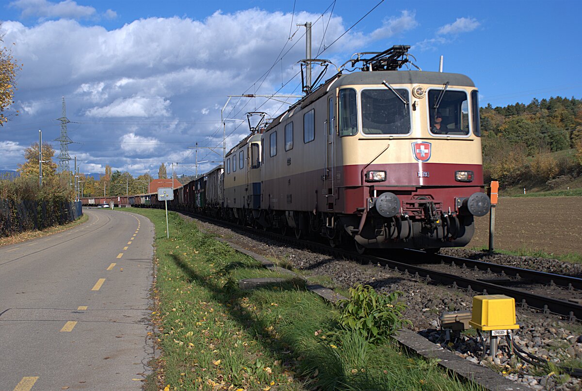 Schweizer Zucker AG, Zuckerfabrik Aarberg, Kampagne 2025: Re 4/4 II 11393 + Re 4/4 II 11387 (beide von IRSI) + 24 Eaos/Eas, Zug 67153 Chavornay-Aarberg, Aarberg, 24. Oktober 2025.