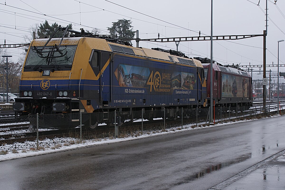 Schweizer Zucker AG, Zuckerfabrik Aarberg, Kampagne 2025: Re 482 047-8 + Re 482 046-0 (beide IRSI, International Rolling Stock Investment AG, CH 8500 Frauenfeld), Lyss, 8. Januar 2026. Beim Umfahren ihres Zuges in Lyss waren die Loks auf ein fahrleitungsloses Gleis geleitet worden, der Fehler wurde zu spät erkannt und die Stromabnehmer beschädigt. 