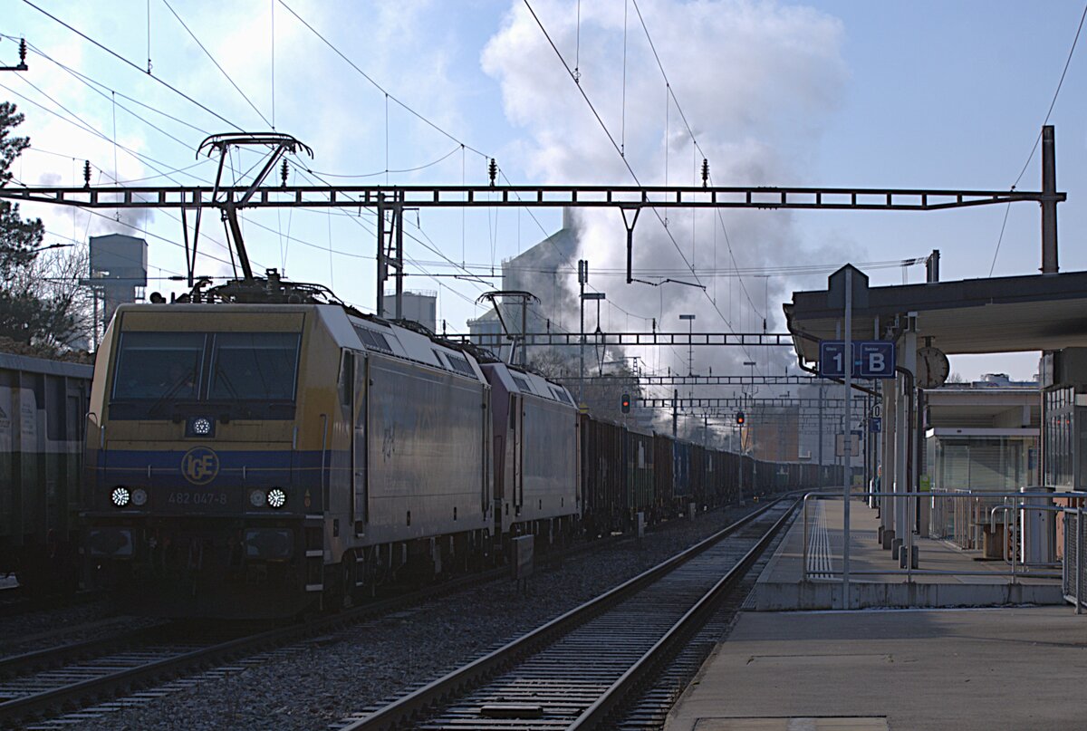 Schweizer Zucker AG, Zuckerfabrik Aarberg, Kampagne 2025: Re 482 047-8 + Re 482 046-0 (beide IRSI, International Rolling Stock Investment AG, CH 8500 Frauenfeld) + 25 Eaos/Eas, Zug 69417 Aarberg-Islikon, Leerwagenzug, Aarberg, 7. Januar 2026.