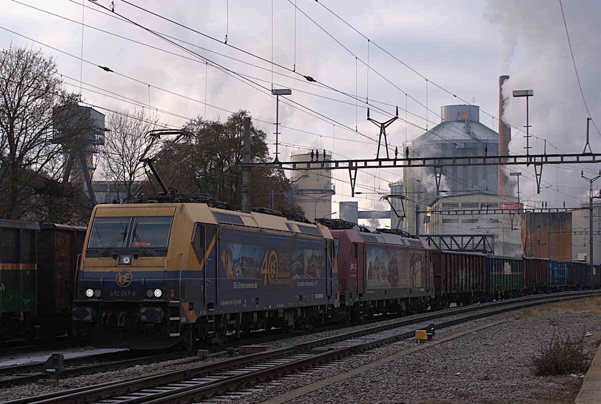 Schweizer Zucker AG, Zuckerfabrik Aarberg, Kampagne 2025: Re 482 047-8 + Re 482 046-0 (beide IRSI, International Rolling Stock Investment AG, CH 8500 Frauenfeld) + 25 Eaos/Eas, Zug 69417 Aarberg-Islikon, Leerwagenzug, Aarberg, 7. Januar 2026. Der vorübergehende Ausfall der Zuckerfabrik Frauenfeld (Totalschaden des Kalkofens und Ersatzeinrichtung zur Verwendung von extern angelieferten gebrannten Kalkes und Kohlensäure) verlängerte die Kampagne 2025. Das Werk Aarberg übernahm zur Entlastung Zuckerrüben, die bei störungsfreiem Betrieb in Frauenfeld verarbeitet worden wären.