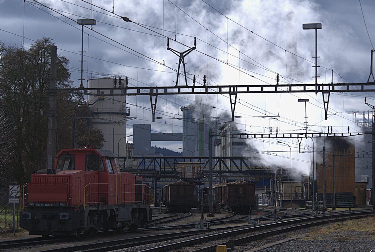Schweizer Zucker AG, Zuckerfabrik Aarberg, Kampagne 2025: Am 841 008-6 (LPAG, LokPool AG, CH 8500 Frauenfeld), Aarberg, 26. Januar 2026. Die beladenen Eaos/Eas stehen auf den Entladegleisen und warten darauf, mit Wasser durch die einseitig geöffneten Seitentüren leergespühlt zu werden. Die Wassserrohre werden von der zwischen den Wagenreihen erhöht erkennbaren Kanzel aus bedient.