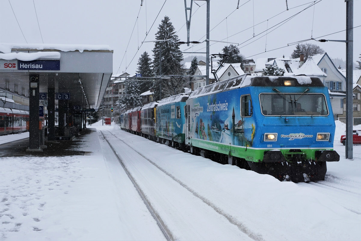 Schweizerische Südostbahn/SOB.
Re 456 Lokomotiven adieu!
Bei sehr starken Schneefällen und grosser Kälte verabschiedete sie die SOB mit verschiedenen Aufstellungen sowie einer Abschiedsfahrt Herisau-Degersheim von den Re 456 091 - Re 456 096. Diese sehr schönen und robusten Lokomotiven wurden in den Jahren 1987 bis 1988 in Betrieb genommen für die Führung vom Voralpen Express. Zwei Re 456 werden von der Oensingen-Balsthal-Bahn/OeBB übernommen wo sie im Güterverkehr eingesetzt werden. Zwei Re 456 ergänzen den Fuhrpark der Sihltal-Zürich-Uetliberg-Bahn/SZU. Noch unbekannt ist die Zukunft der restlichen Lokomotiven.
Die sämtlichen bereits historischen Abschiedsaufnahmen sind am 27. Januar 2021 in Herisau entstanden.
Foto: Walter Ruetsch          