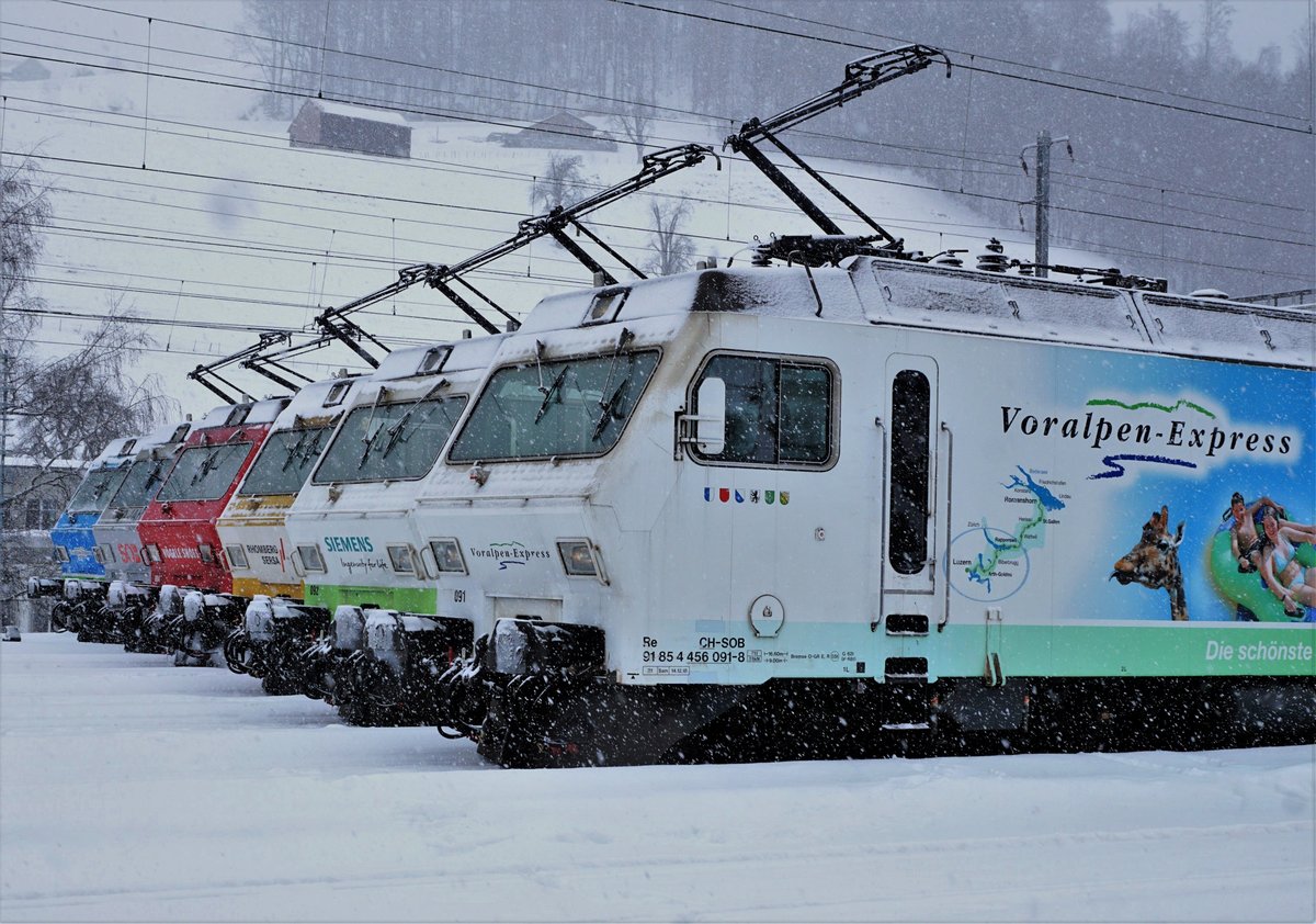 Schweizerische Südostbahn/SOB.
Re 456 Lokomotiven adieu!
Bei sehr starken Schneefällen und grosser Kälte verabschiedete sie die SOB mit verschiedenen Aufstellungen sowie einer Abschiedsfahrt Herisau-Degersheim von den Re 456 091 - Re 456 096. Diese sehr schönen und robusten Lokomotiven wurden in den Jahren 1987 bis 1988 in Betrieb genommen für die Führung vom Voralpen Express. Zwei Re 456 werden von der Oensingen-Balsthal-Bahn/OeBB übernommen wo sie im Güterverkehr eingesetzt werden. Zwei Re 456 ergänzen den Fuhrpark der Sihltal-Zürich-Uetliberg-Bahn/SZU. Noch unbekannt ist die Zukunft der restlichen Lokomotiven.
Die sämtlichen bereits historischen Abschiedsaufnahmen sind am 27. Januar 2021 in Herisau entstanden.
Foto: Walter Ruetsch      