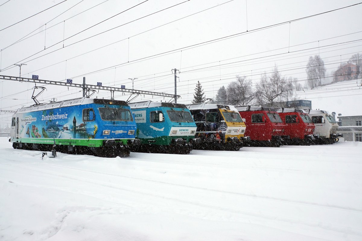 Schweizerische Südostbahn/SOB.
Re 456 Lokomotiven adieu!
Bei sehr starken Schneefällen und grosser Kälte verabschiedete sie die SOB mit verschiedenen Aufstellungen sowie einer Abschiedsfahrt Herisau-Degersheim von den Re 456 091 - Re 456 096. Diese sehr schönen und robusten Lokomotiven wurden in den Jahren 1987 bis 1988 in Betrieb genommen für die Führung vom Voralpen Express. Zwei Re 456 werden von der Oensingen-Balsthal-Bahn/OeBB übernommen wo sie im Güterverkehr eingesetzt werden. Zwei Re 456 ergänzen den Fuhrpark der Sihltal-Zürich-Uetliberg-Bahn/SZU. Noch unbekannt ist die Zukunft der restlichen Lokomotiven.
Die sämtlichen bereits historischen Abschiedsaufnahmen sind am 27. Januar 2021 in Herisau entstanden.
Foto: Walter Ruetsch    