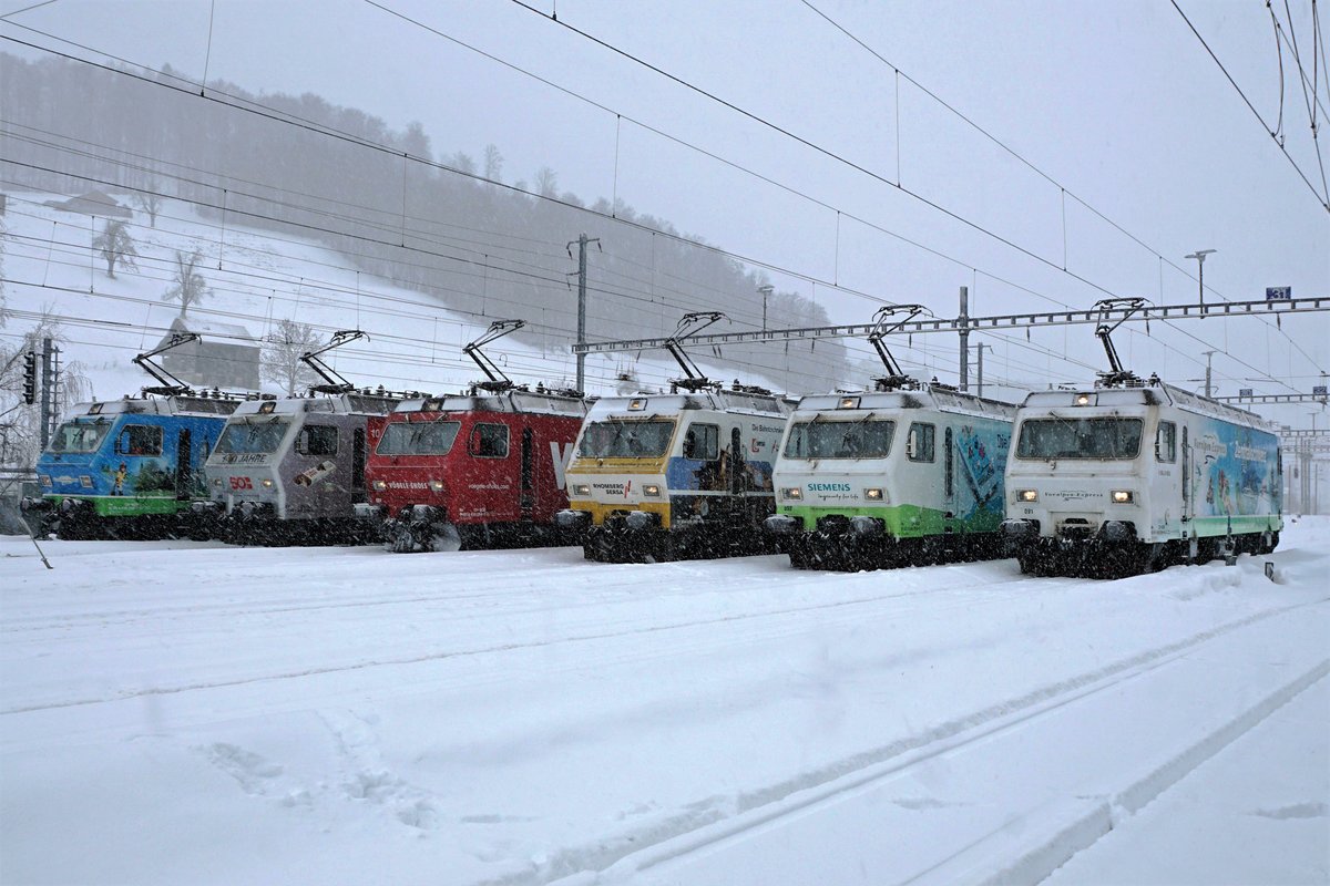 Schweizerische Südostbahn/SOB.
Re 456 Lokomotiven adieu!
Bei sehr starken Schneefällen und grosser Kälte verabschiedete sie die SOB mit verschiedenen Aufstellungen sowie einer Abschiedsfahrt Herisau-Degersheim von den Re 456 091 - Re 456 096. Diese sehr schönen und robusten Lokomotiven wurden in den Jahren 1987 bis 1988 in Betrieb genommen für die Führung vom Voralpen Express. Zwei Re 456 werden von der Oensingen-Balsthal-Bahn/OeBB übernommen wo sie im Güterverkehr eingesetzt werden. Zwei Re 456 ergänzen den Fuhrpark der Sihltal-Zürich-Uetliberg-Bahn/SZU. Noch unbekannt ist die Zukunft der restlichen Lokomotiven.
Die sämtlichen bereits historischen Abschiedsaufnahmen sind am 27. Januar 2021 in Herisau entstanden.
Foto: Walter Ruetsch  
