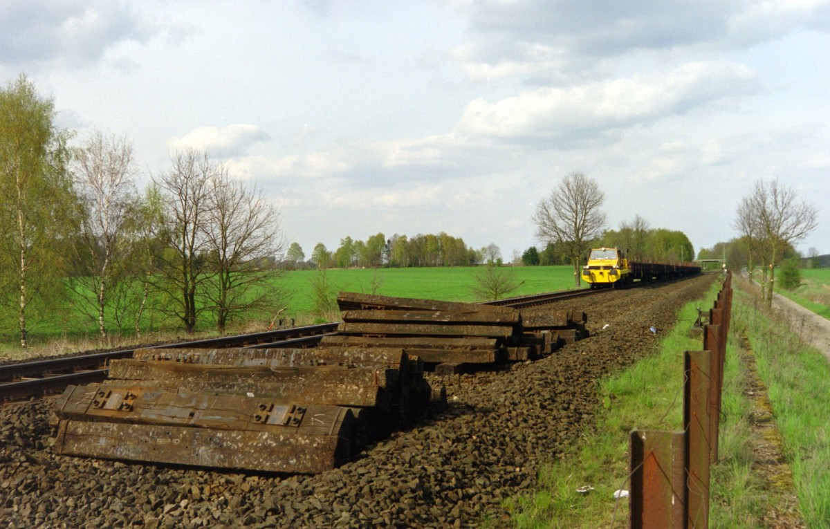 Schwellenstapel und  Heitkamp -Zweiwege-Unimog mit Bauzug (Streckensanierung Hamburg-Harburg–Buchholz [Nordheide]) am 21.04.2004 zwischen Klecken und Buchholz (Nordheide)